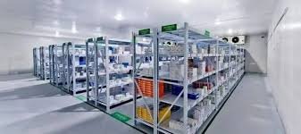 تركيب غرف التبريد والتجميد مطاعم جدة تركيب غرف التبريد والتجميد للمطاعم في جدة | احترافية وجودة عالية
مقدمة
في عالم المطاعم، يعتبر حفظ المكونات الغذائية بدرجة حرارة مناسبة أساسًا للحفاظ على الجودة والطعم وسلامة الغذاء. وهنا تأتي أهمية غرف التبريد والتجميد التي تعد الحل الأمثل لتخزين كميات كبيرة من الأطعمة والمشروبات بأمان. وفي جدة، حيث تنتشر المطاعم بشكل واسع، فإن اختيار شركة متخصصة في تركيب غرف التبريد والتجميد هو استثمار مهم لضمان استمرارية العمل بكفاءة عالية.
أولاً: ما هي غرف التبريد والتجميد ولماذا هي ضرورية للمطاعم؟
غرف التبريد والتجميد عبارة عن مساحات مُصممة خصيصًا لحفظ الأطعمة والمشروبات في درجات حرارة منخفضة، وهي تأتي بأحجام وتصاميم متعددة. وبطبيعة الحال، فهي ضرورية للمطاعم لأنها:
تحافظ على المكونات طازجة لفترة أطول.
تمنع نمو البكتيريا الضارة.
توفر سعة تخزين أكبر من الثلاجات التقليدية.
ثانيًا: خدماتنا في تركيب غرف التبريد والتجميد بجدة
نحن نقدم حلولًا متكاملة تشمل:
تصميم الغرفة بما يتناسب مع مساحة المطعم واحتياجاته.
توريد وتركيب الألواح العازلة عالية الجودة.
تأسيس أنظمة التبريد باستخدام ضواغط ومكثفات احترافية.
ضبط درجات الحرارة وفقًا لمعايير سلامة الغذاء.
ثالثًا: أنواع غرف التبريد والتجميد التي نوفرها
غرف تبريد: بدرجات حرارة من 0 إلى 5 درجات مئوية لحفظ الخضروات، الفواكه، ومنتجات الألبان.
غرف تجميد: بدرجات حرارة تصل إلى -20 درجة مئوية لتخزين اللحوم، الأسماك، والمخبوزات لفترات طويلة.
غرف مزدوجة: تجمع بين التبريد والتجميد في غرفة واحدة مقسمة.
رابعًا: لماذا نحن الأفضل في جدة؟
خبرة طويلة في تصميم وتنفيذ غرف التبريد للمطاعم والفنادق.
استخدام مواد عازلة ذات كفاءة عالية لمنع تسرب البرودة.
فريق فني محترف يعمل بسرعة ودقة.
أسعار تنافسية مع ضمان على المعدات والعمل.
خامسًا: نصائح عند اختيار غرفة تبريد أو تجميد لمطعمك
حدد السعة المطلوبة بناءً على حجم المبيعات والمخزون.
تأكد من جودة العزل الحراري لتوفير الطاقة.
اختر أنظمة تبريد موفرة للكهرباء.
لا تهمل الصيانة الدورية لضمان الأداء المثالي.
خاتمة
إذا كنت صاحب مطعم في جدة وتبحث عن حل احترافي لحفظ الأطعمة بأفضل جودة، فإننا نقدم لك خدمة تركيب غرف التبريد والتجميد بأعلى المعايير العالمية. تواصل معنا الآن لتحصل على عرض سعر مميز وخدمة تضمن لك راحة البال ونجاح مشروعك.